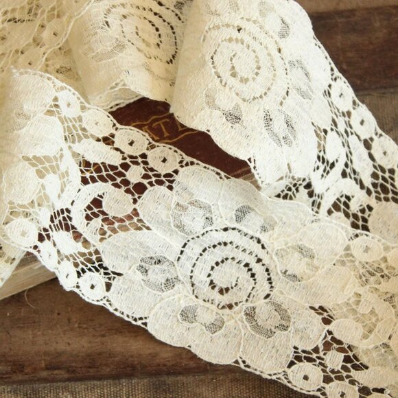 Vintage Lace Trim, Ivory Floral Pattern 3" Wide, 1 yard plus 27 inches long piec - Picture 2 of 10